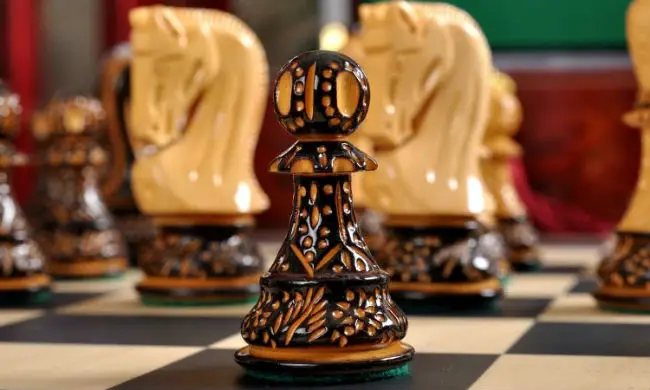 The Burnt Zagreb '59 Series Chess Pieces - 3.875" King