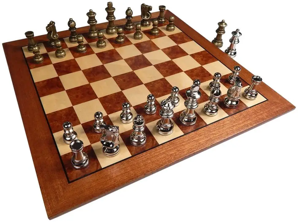 Tablero de ajedrez de madera de arce, caoba y sapele con incrustaciones de Hayes y piezas de ajedrez de metal